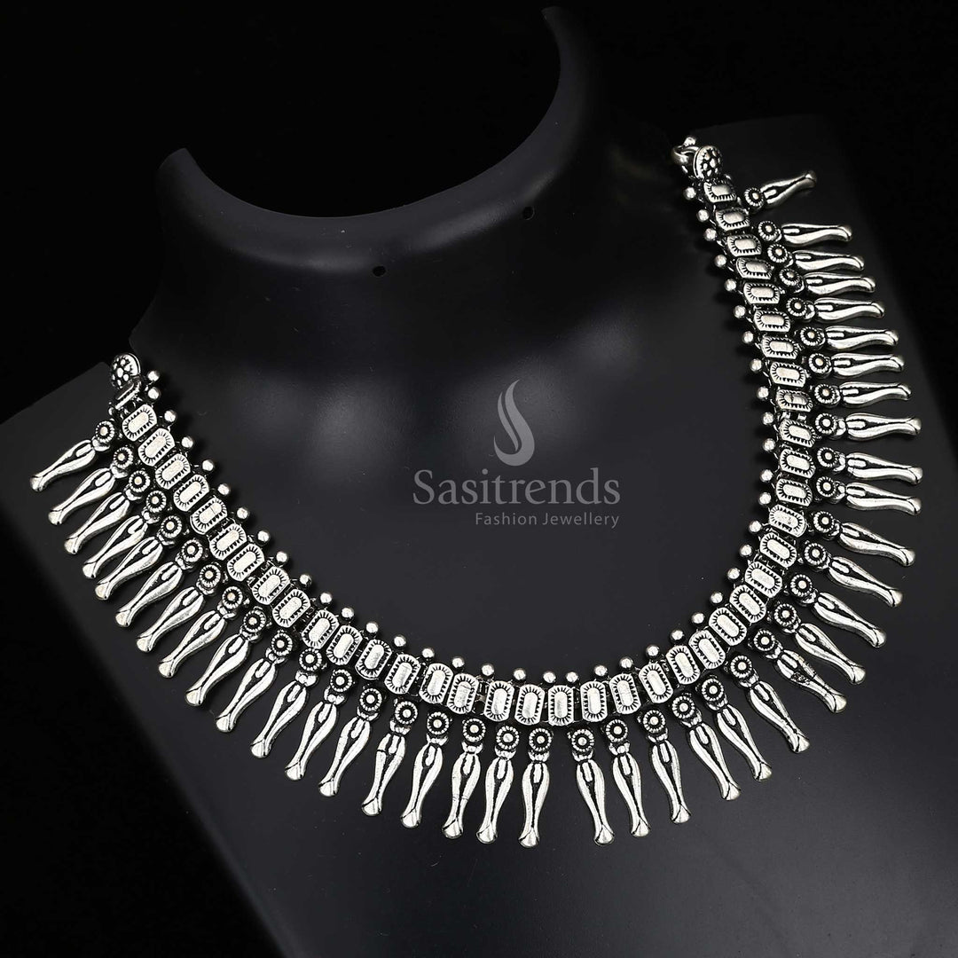 Regal raga of artistry – Kolhapuri oxidised necklace with ornate folk motifs and traditional dangler accents, ideal for grand cultural jewellery looks – Sasitrends