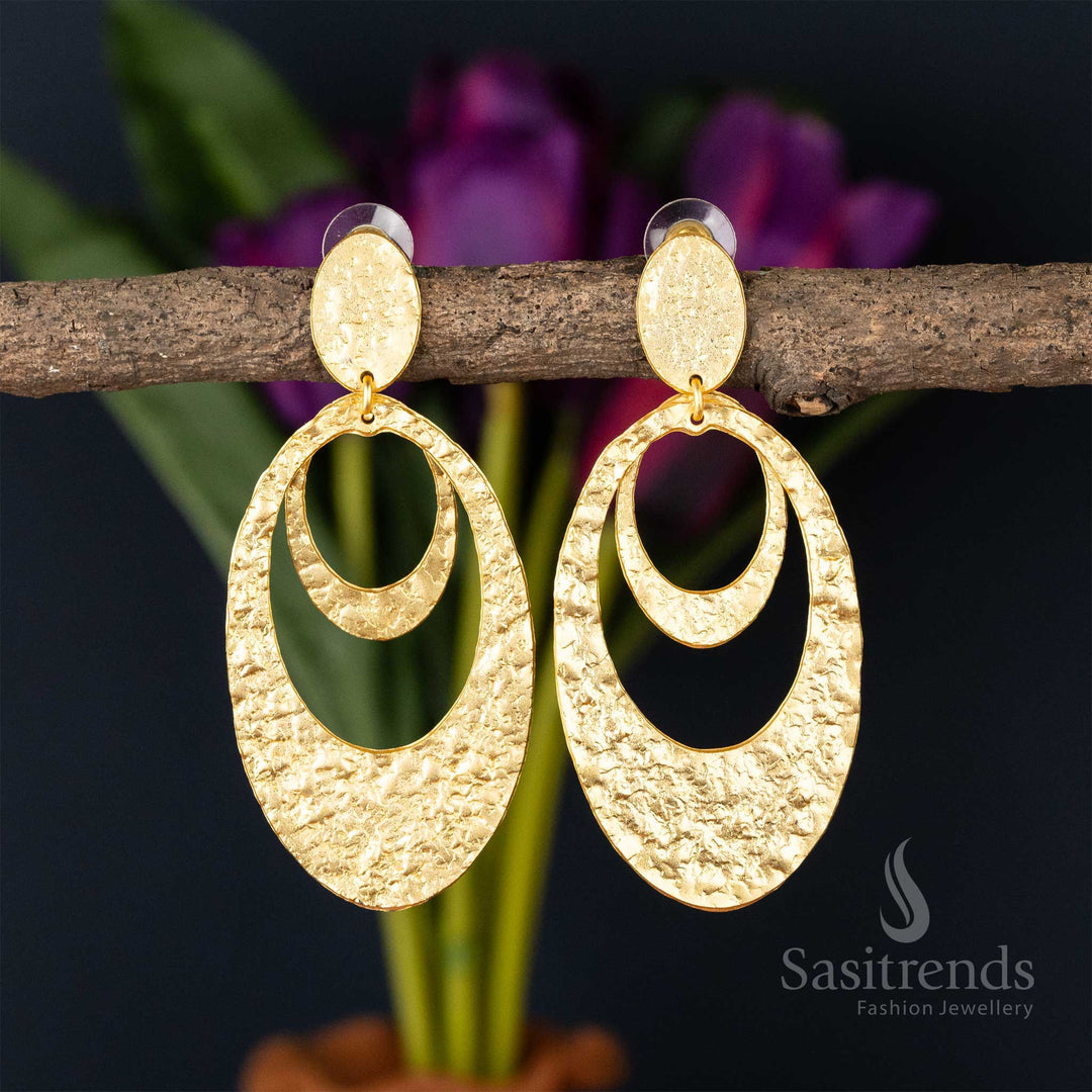Cascading circles gold-plated earrings with a textured finish