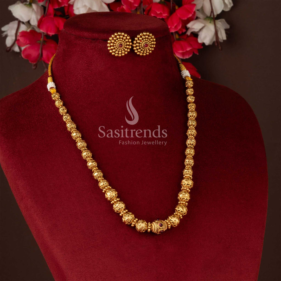 Antique gold-plated brass necklace and earrings set on velvet bust - Sasitrends