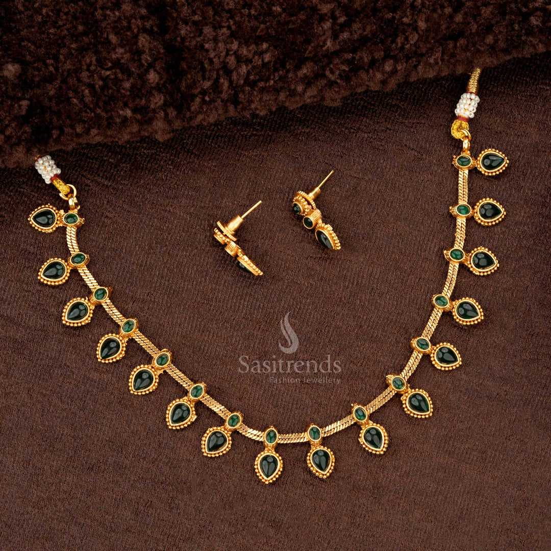 Classic green-accented temple jewellery set with drop motifs - Sasitrends
