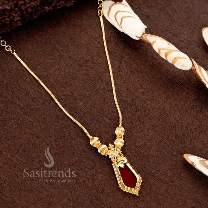 Kerala-style green Palakka Nagapadam chain necklace featuring central red stone floral motif and bead detailing – Sasitrends