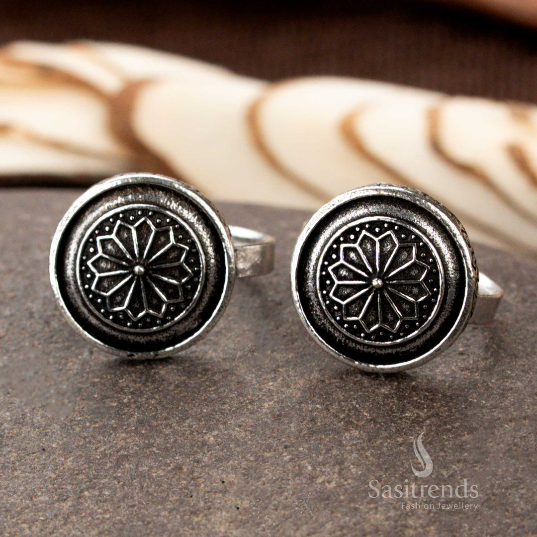 Adjustable oxidised toe ring with intricate flower vine carving, styled in traditional South Indian elegance with engraved artisan finesse and a glowing silver tone by Sasitrends