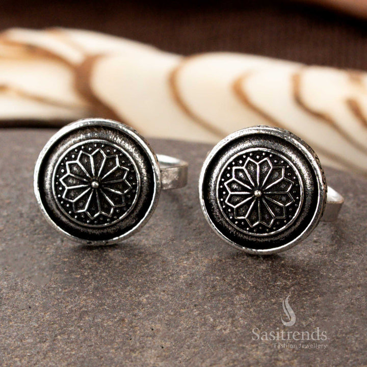 Adjustable oxidised toe ring with intricate flower vine carving, styled in traditional South Indian elegance with engraved artisan finesse and a glowing silver tone by Sasitrends