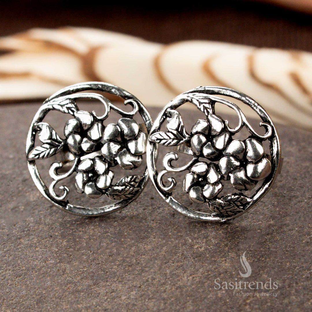 Oxidised silver adjustable toe ring featuring tribal line motif, bold and beautiful in design, offering a rustic edge and complementing ethnic footwear beautifully by Sasitrends