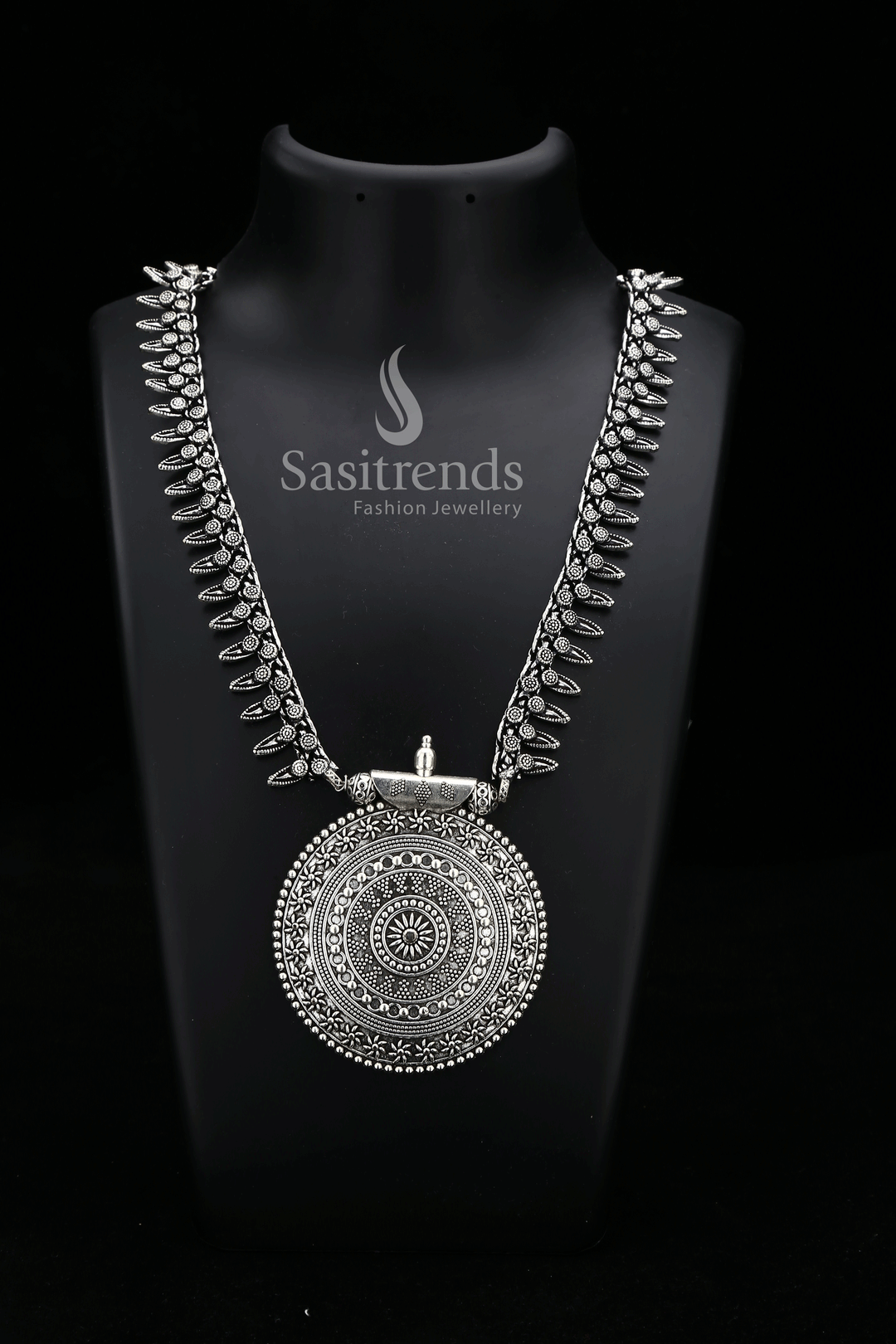 Elegant Niranjana Chakra Pendant Antique Gold Long Haram Jewellery For Women And Girls – Timeless Festive Design With Intricate Craftsmanship, Perfect For Bridal And Heritage Looks – Sasitrends