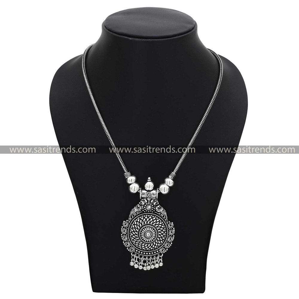 Elegant Flower Pendant Necklace Set - Perfect for Traditional Occasions