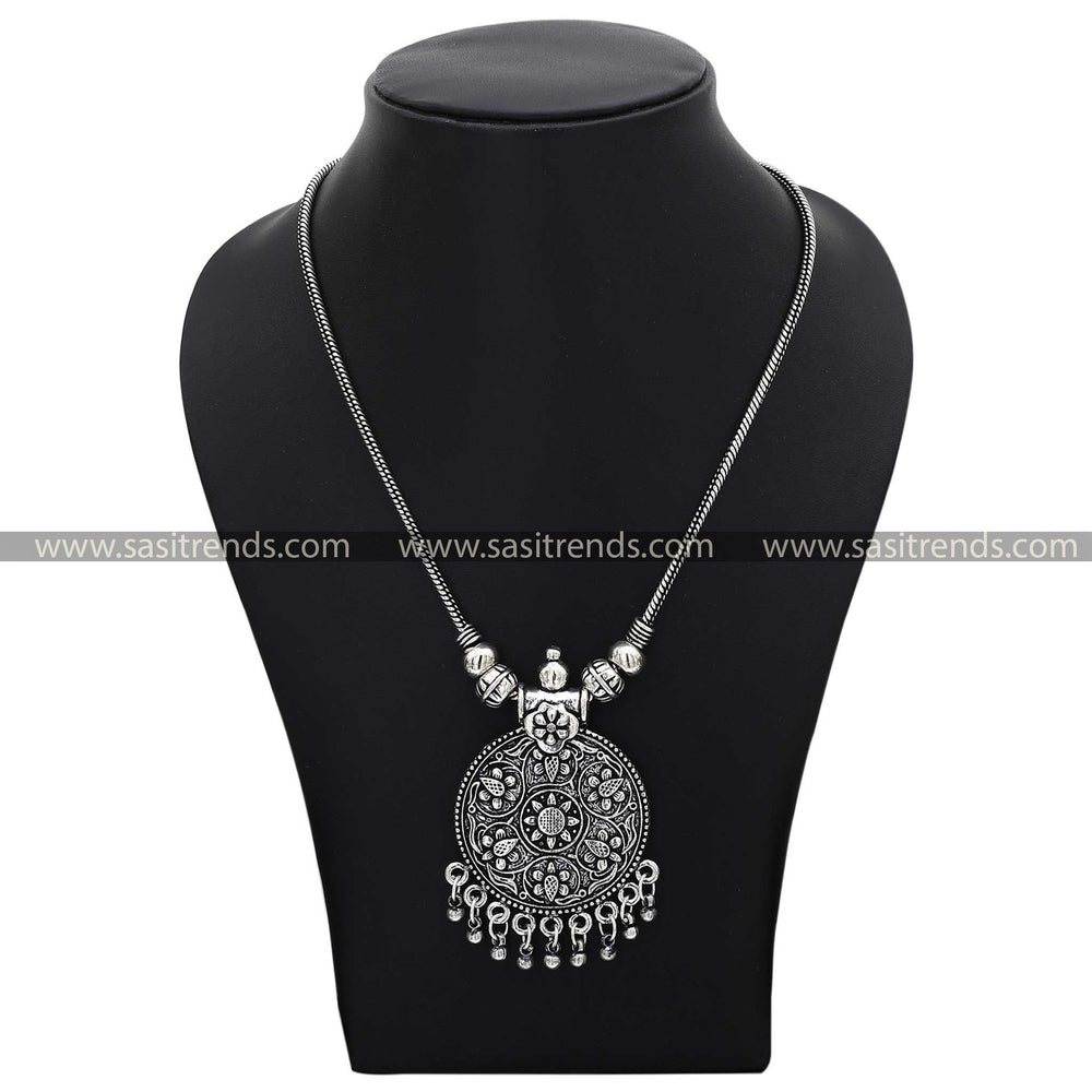Elegant Flower Pendant Necklace Set - Perfect for Traditional Occasions  - Sasitrends