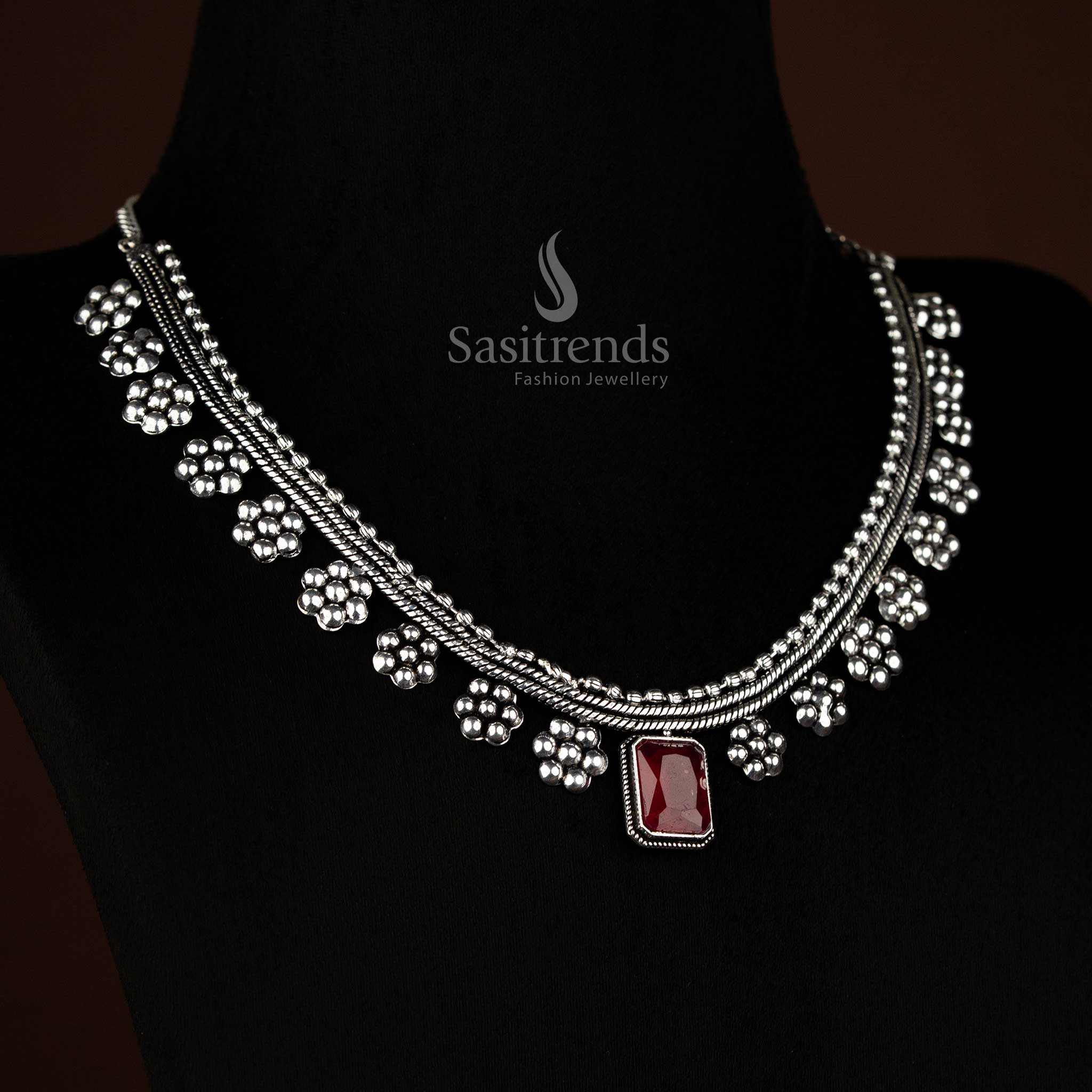 Queenline oxidised silver necklace highlighting ruby rectangular stone with decorative floral frame for festive elegance – Sasitrends