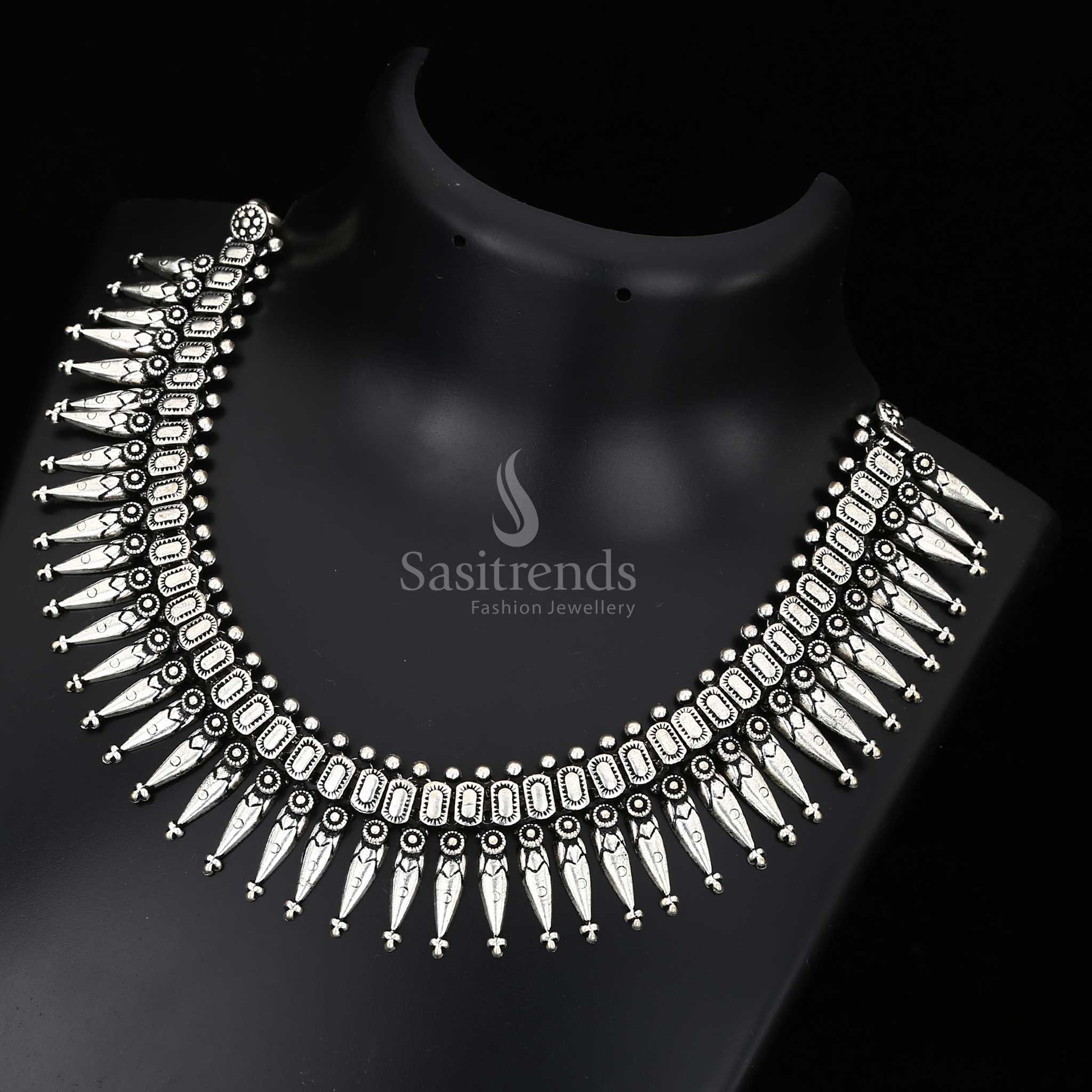 Gracebound tribal beauty with an antique-finish chain and a bold centrepiece – this Kolhapuri oxidised silver necklace fuses tradition with timeless jewellery art – Sasitrends