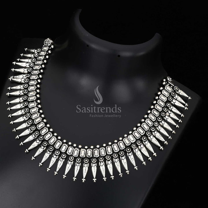 Gracebound tribal beauty with an antique-finish chain and a bold centrepiece – this Kolhapuri oxidised silver necklace fuses tradition with timeless jewellery art – Sasitrends