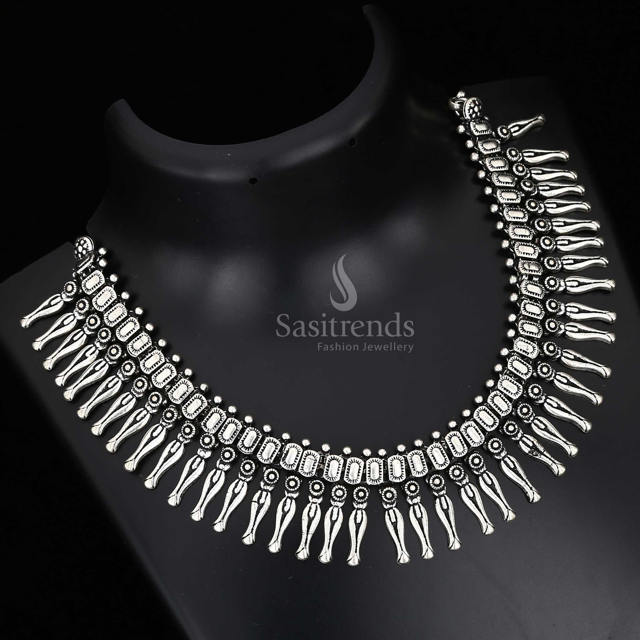 Regal raga of artistry – Kolhapuri oxidised necklace with ornate folk motifs and traditional dangler accents, ideal for grand cultural jewellery looks – Sasitrends