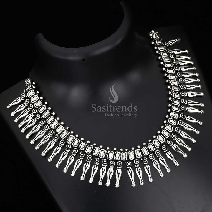 Regal raga of artistry – Kolhapuri oxidised necklace with ornate folk motifs and traditional dangler accents, ideal for grand cultural jewellery looks – Sasitrends