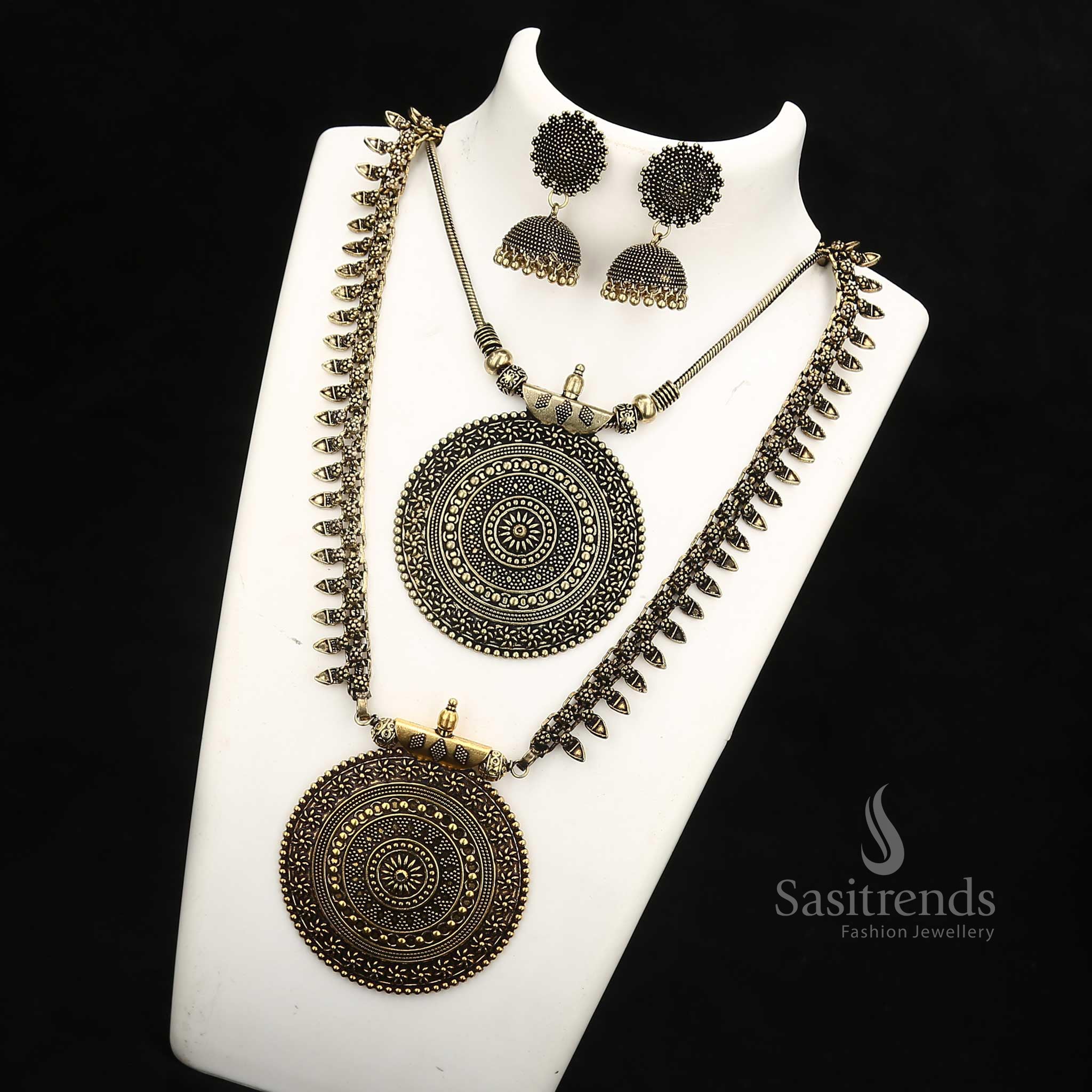 Royal Antique Gold Niranjana Haram Set with Pendant and Nayanthara Jhumkas—a traditional classic jewellery set tailored for saree looks and festive attire – Sasitrends