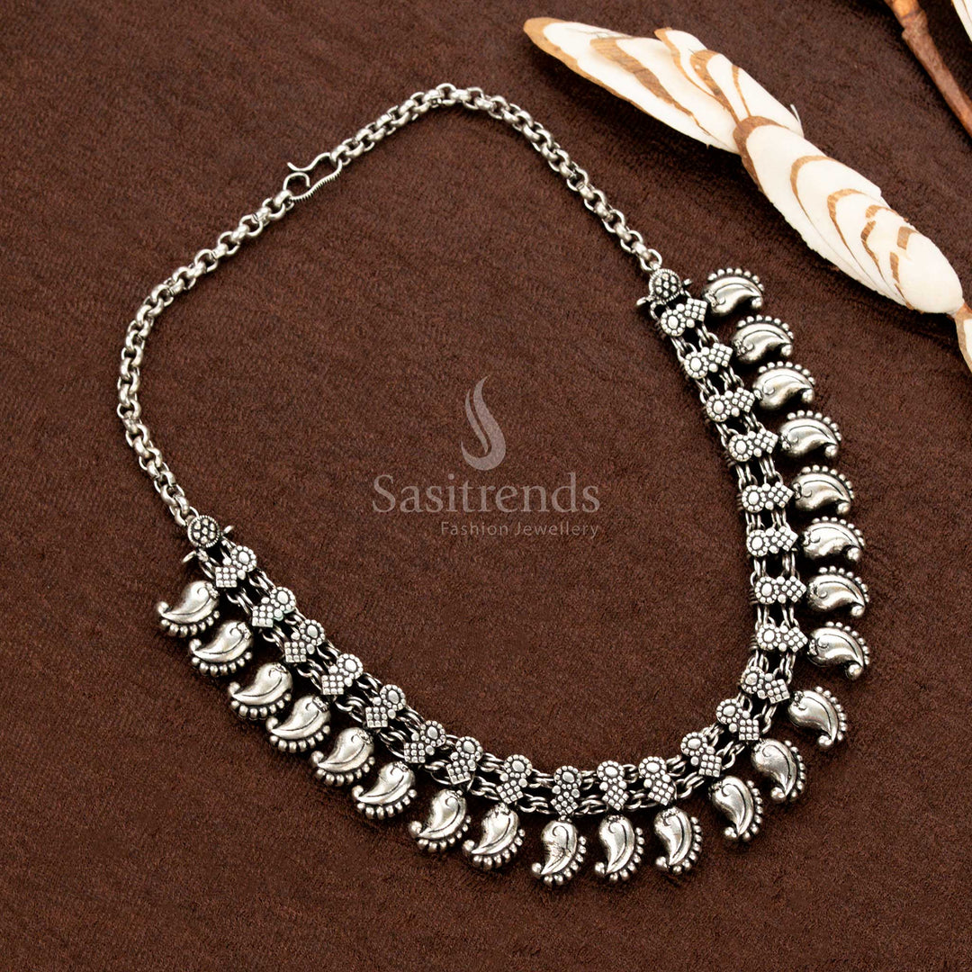 Floral linked chain Kolapuri necklace with paisley hangings – Sasitrends