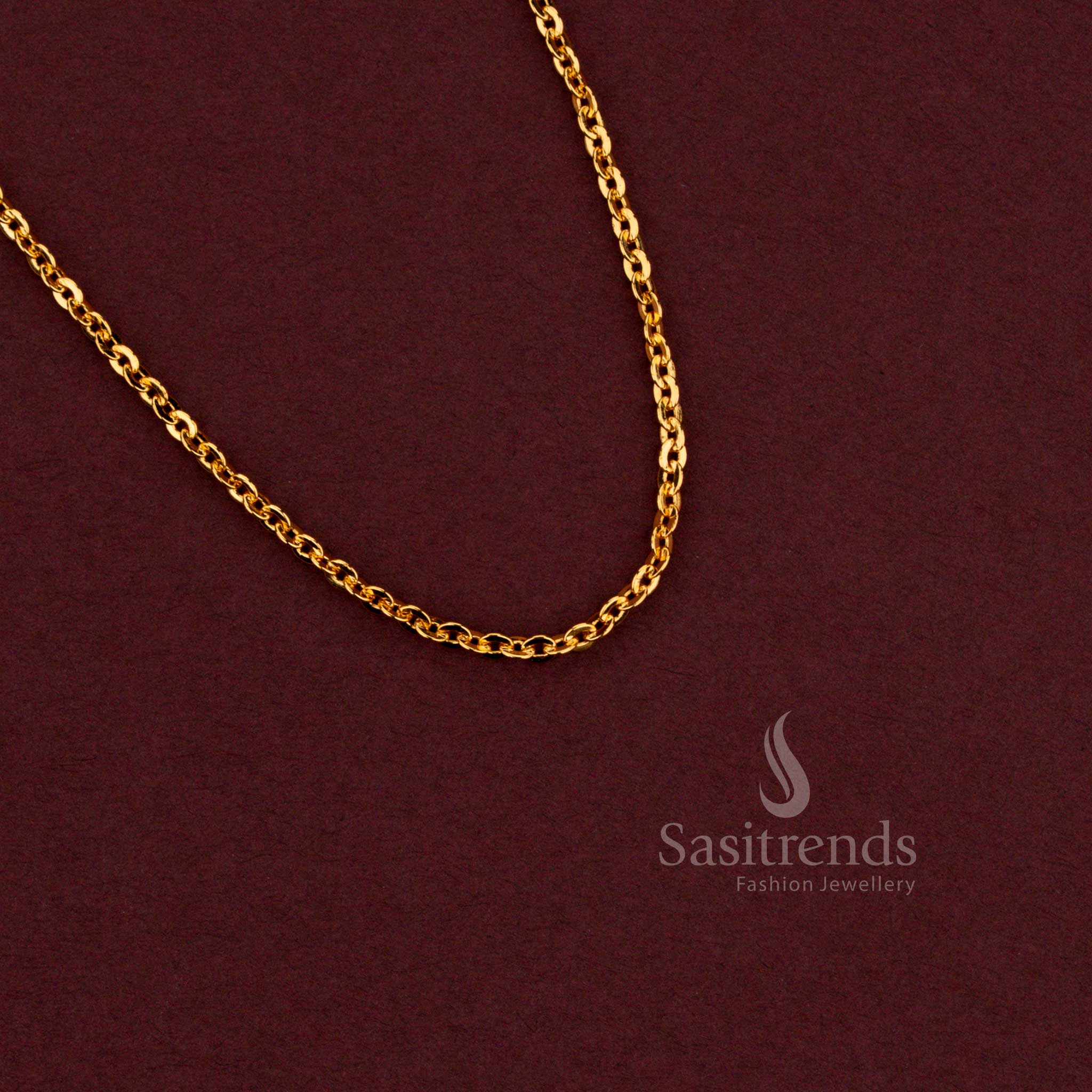 Close up detail of the interlocking polished gold links on a premium daily wear chain - Sasitrends.