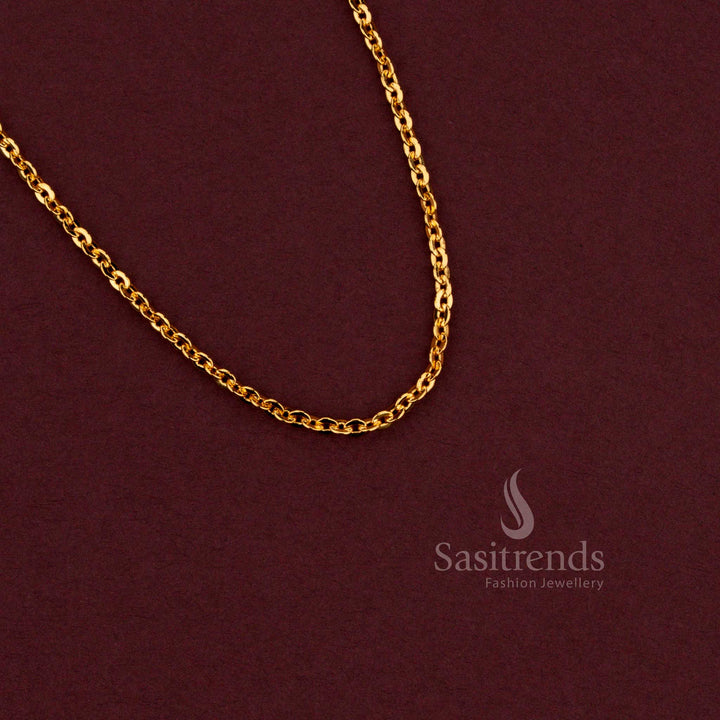 Close up detail of the interlocking polished gold links on a premium daily wear chain - Sasitrends.