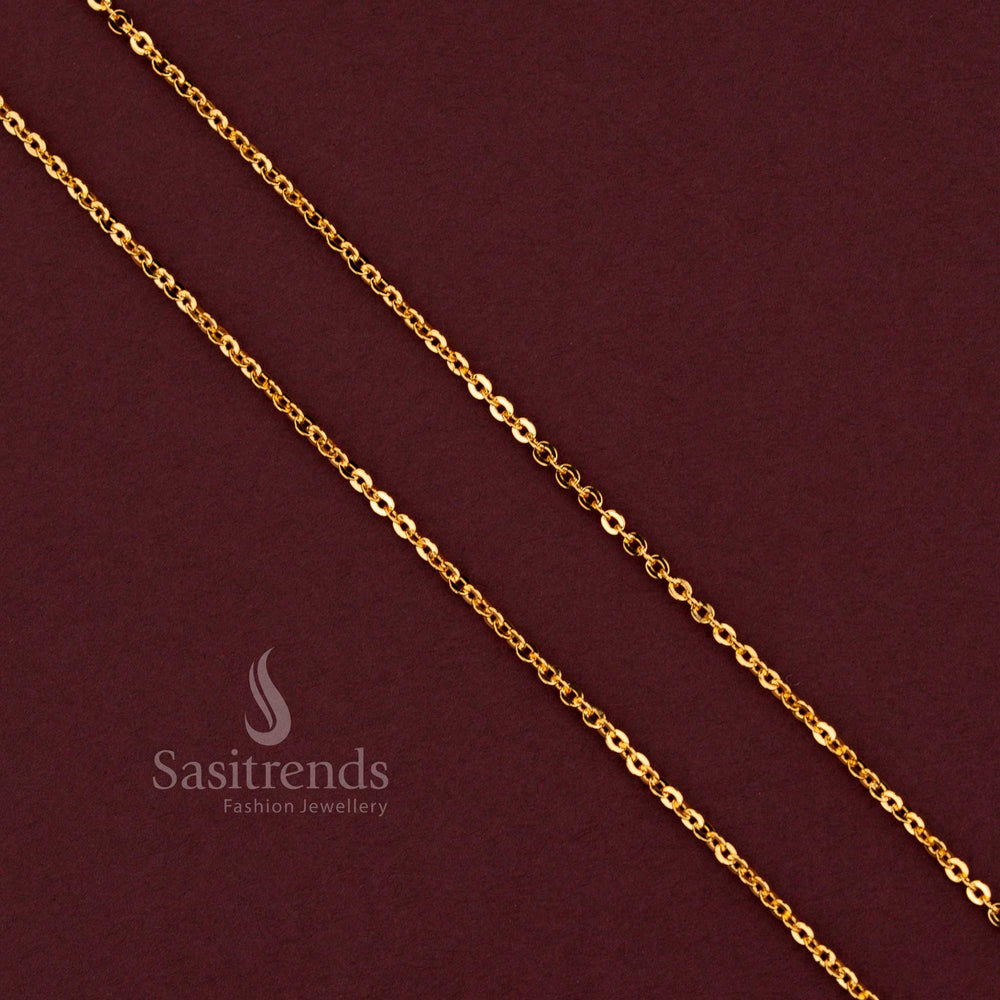 Close up detail of the interlocking polished gold links on a premium daily wear chain - Sasitrends.