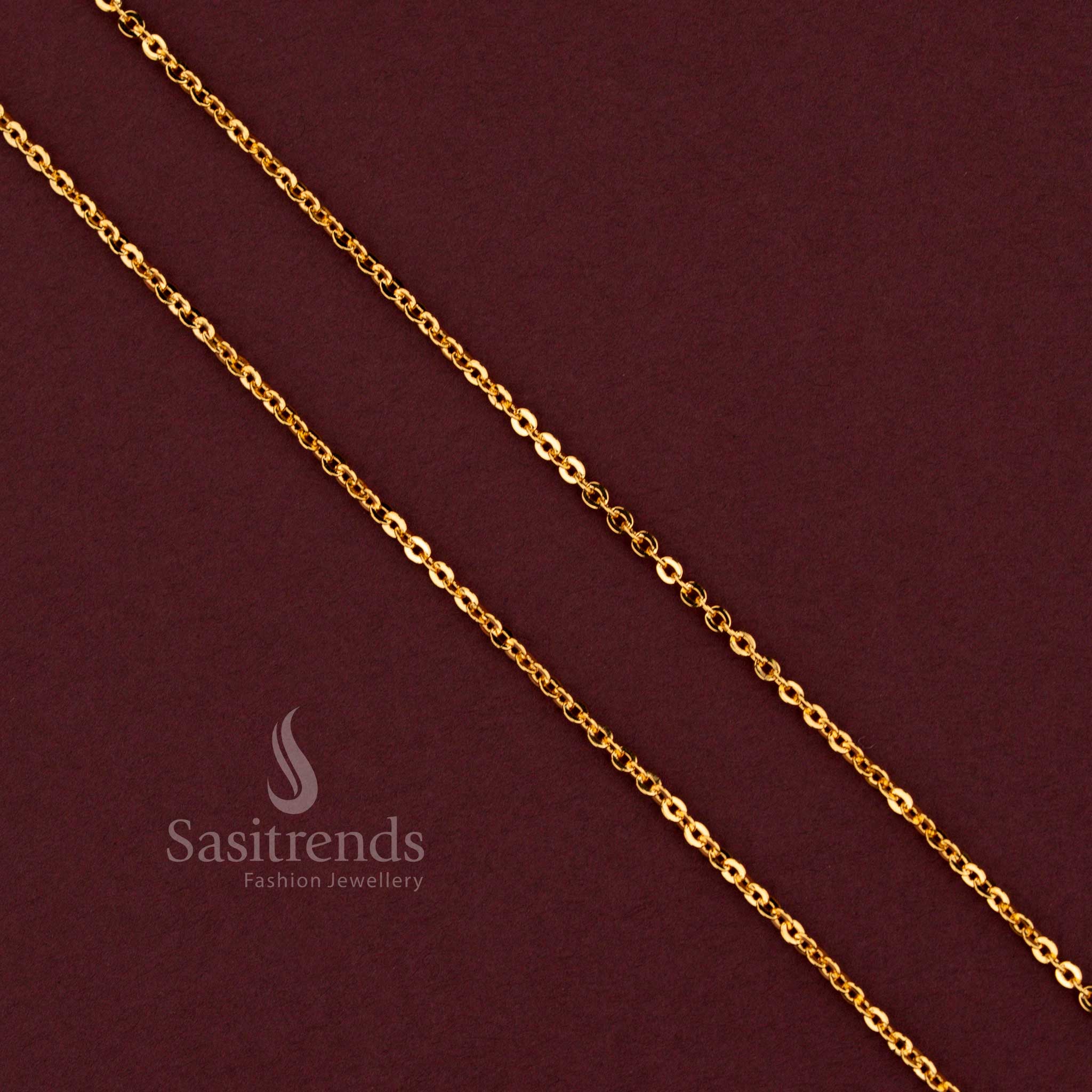 Close up detail of the interlocking polished gold links on a premium daily wear chain - Sasitrends.