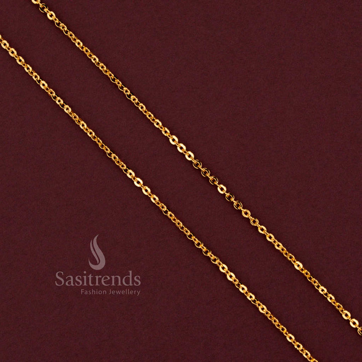 Close up detail of the interlocking polished gold links on a premium daily wear chain - Sasitrends.