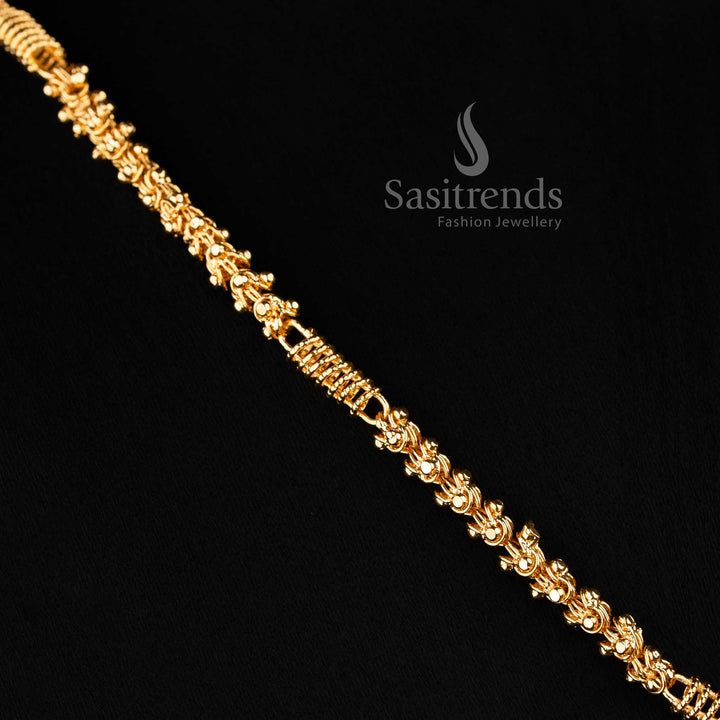 Close-up detail of Sasitrends 1383B chain showing the intricate square-cut texture on gold-plated beads
