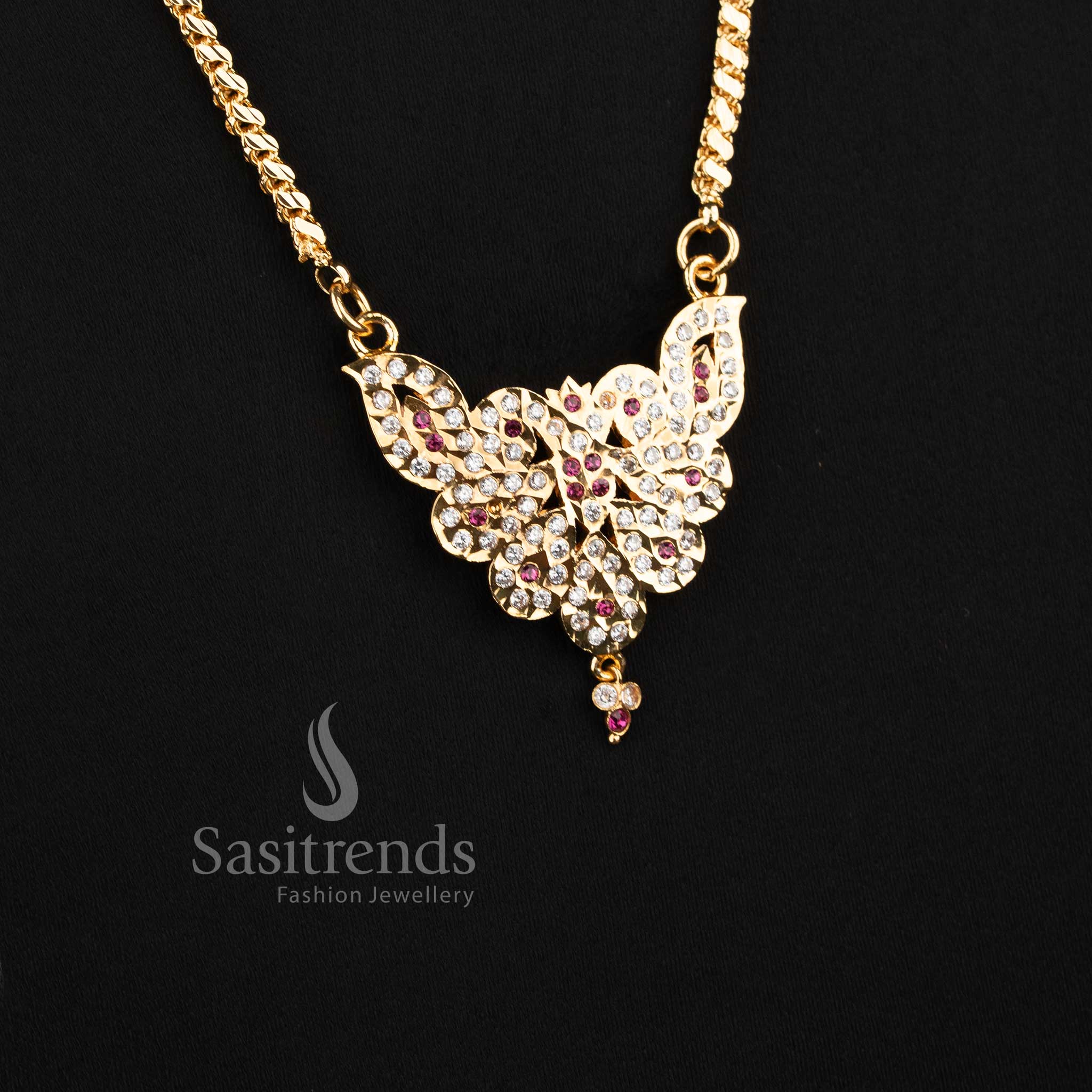 Close-up of an elegant traditional wear interlocking S-cut chain layout with a stone-studded leaf crest motif pendant.