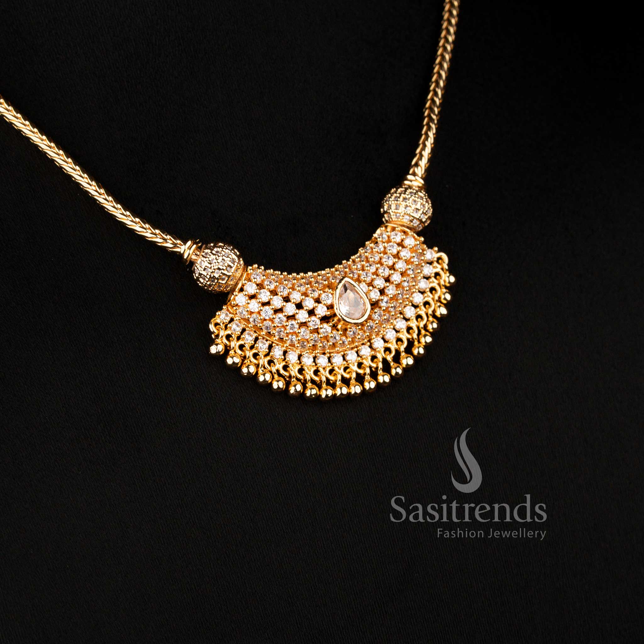 Beautiful crescent pendant flexible chain necklace with elegant craftsmanship - Sasitrends