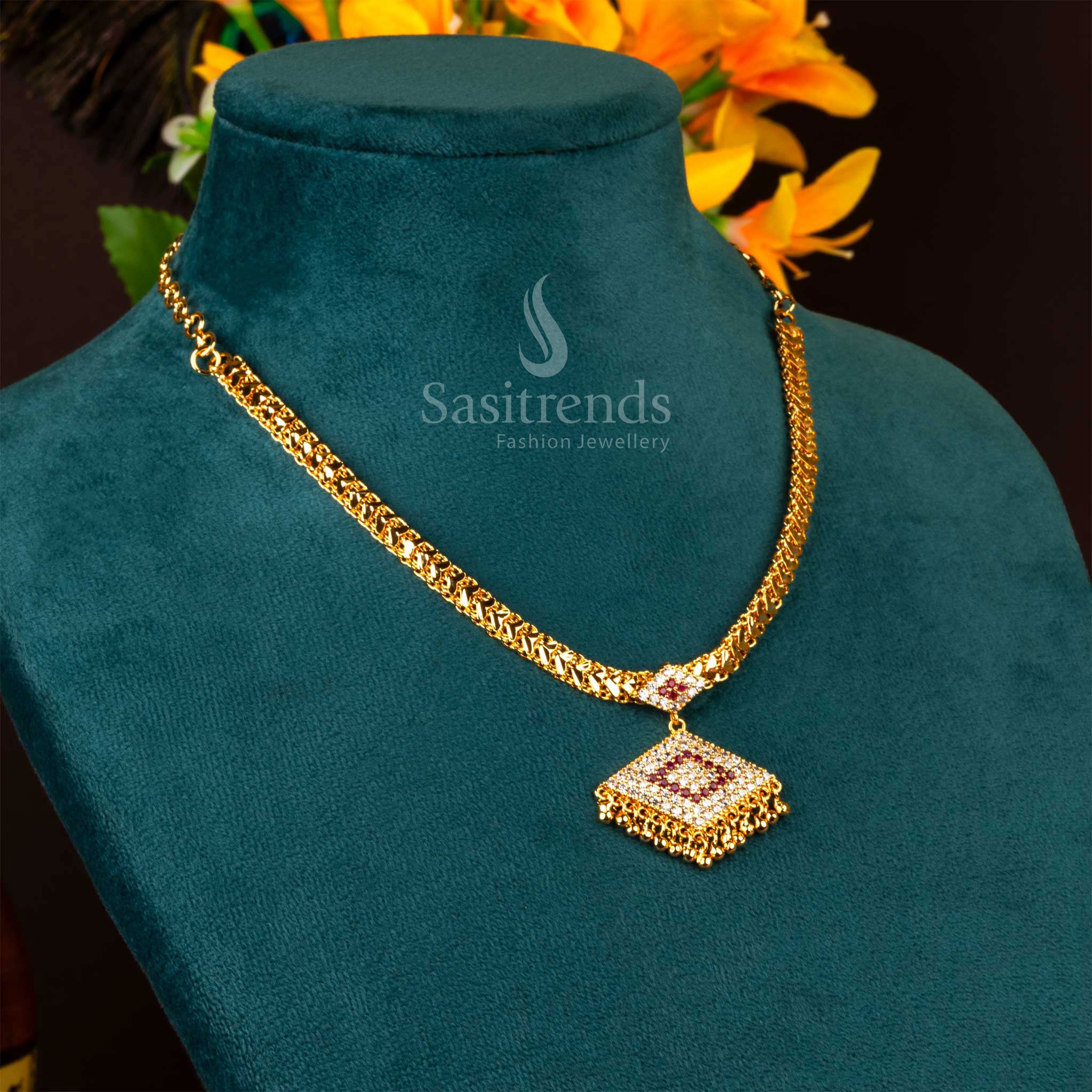 Elegant triangular-shaped pendant necklace with white and ruby stones Sasitrends