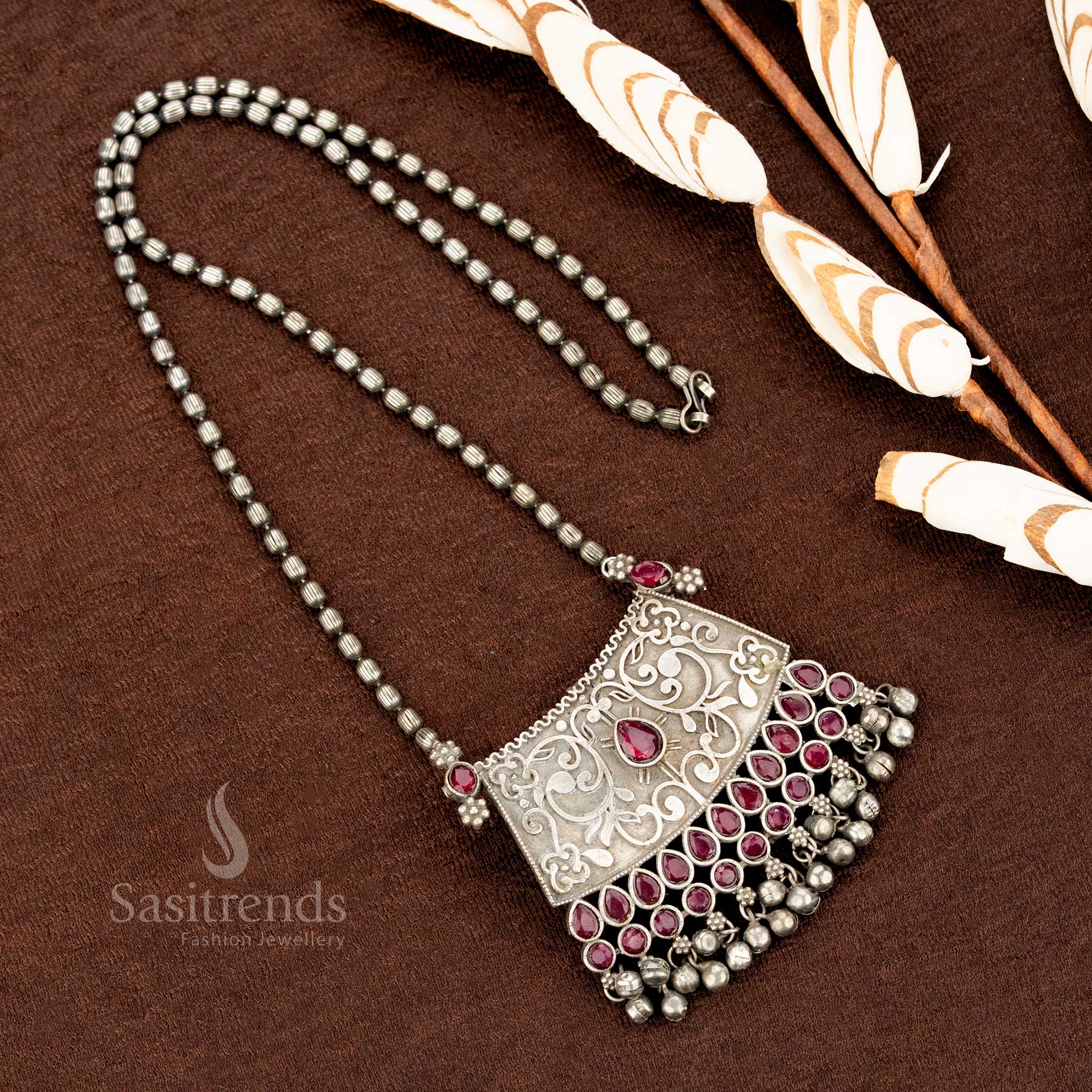 Classic ruby floral pendant necklace in oxidised silver with engraved chain and ethnic styling for festive traditional wear – Sasitrends