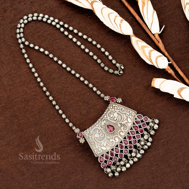 Classic ruby floral pendant necklace in oxidised silver with engraved chain and ethnic styling for festive traditional wear – Sasitrends
