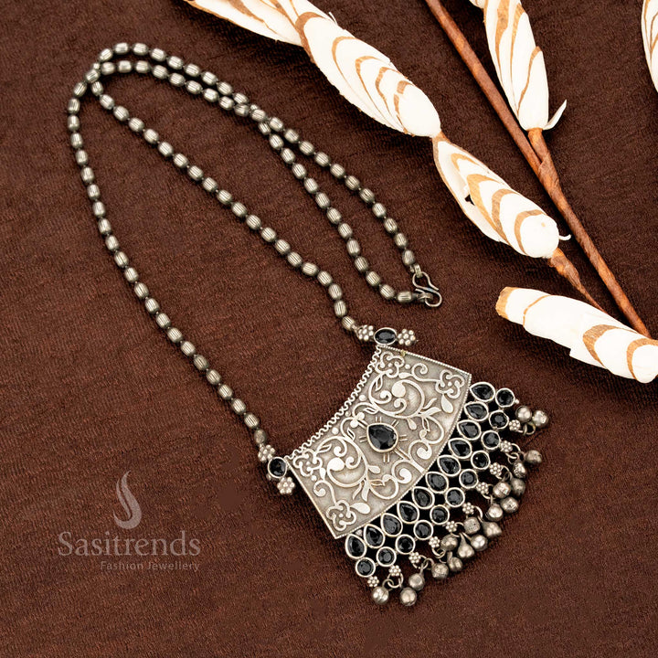 Black stone oxidised floral pendant necklace in antique silver, featuring engraved tribal chain for bold ethnic fashion – Sasitrends