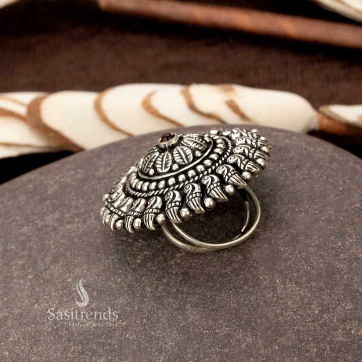 Traditional oxidised ring featuring paisley designs and a round red stone - Sasitrends