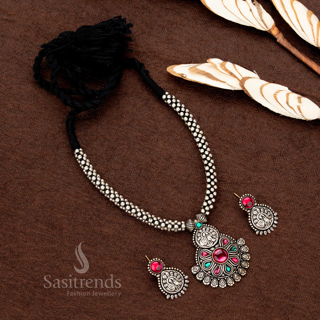 Lakshmi-style engraved floral pendant set with stones – Sasitrends