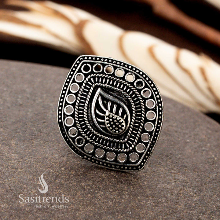 Oxidised peacock motif ring with engraved antique finish – Sasitrends