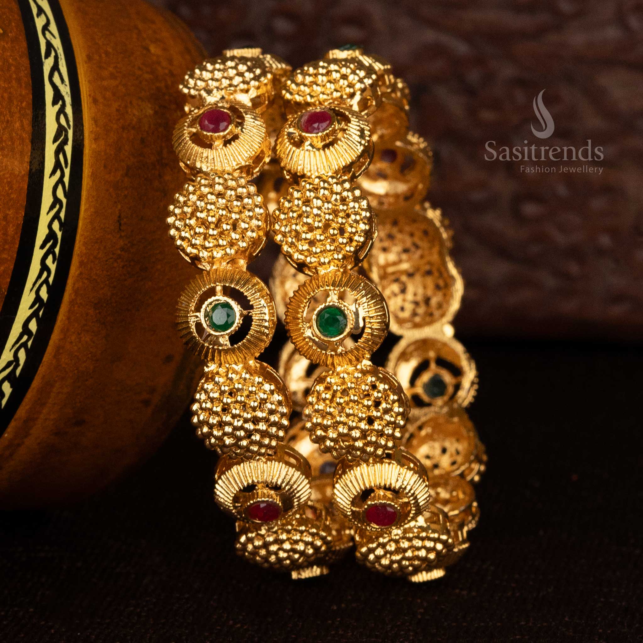 Gold bangles for weddings with ruby and emerald details in a temple style – Sasitrends 