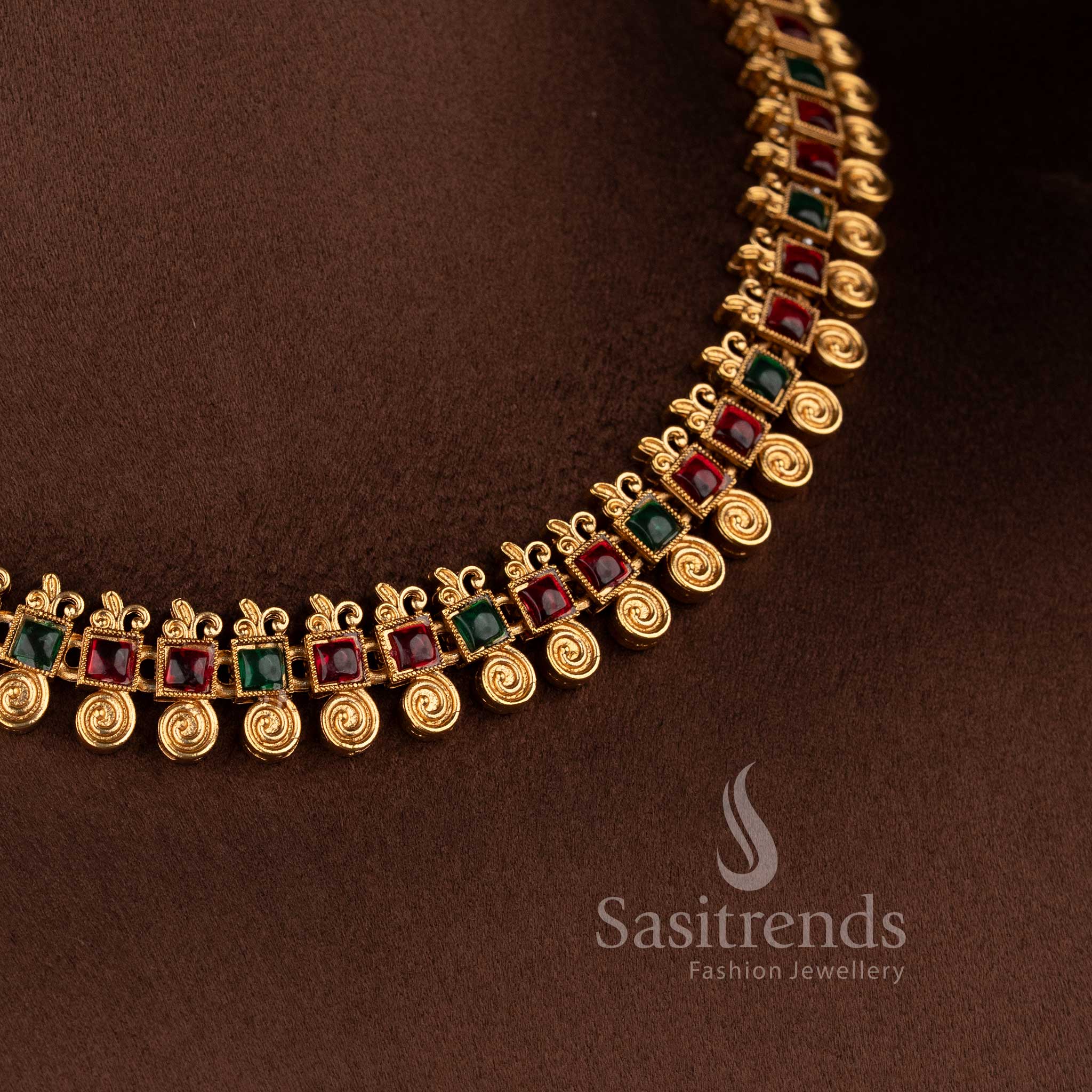 Rich traditional look classic matte gold temple necklace for grand silk sarees.