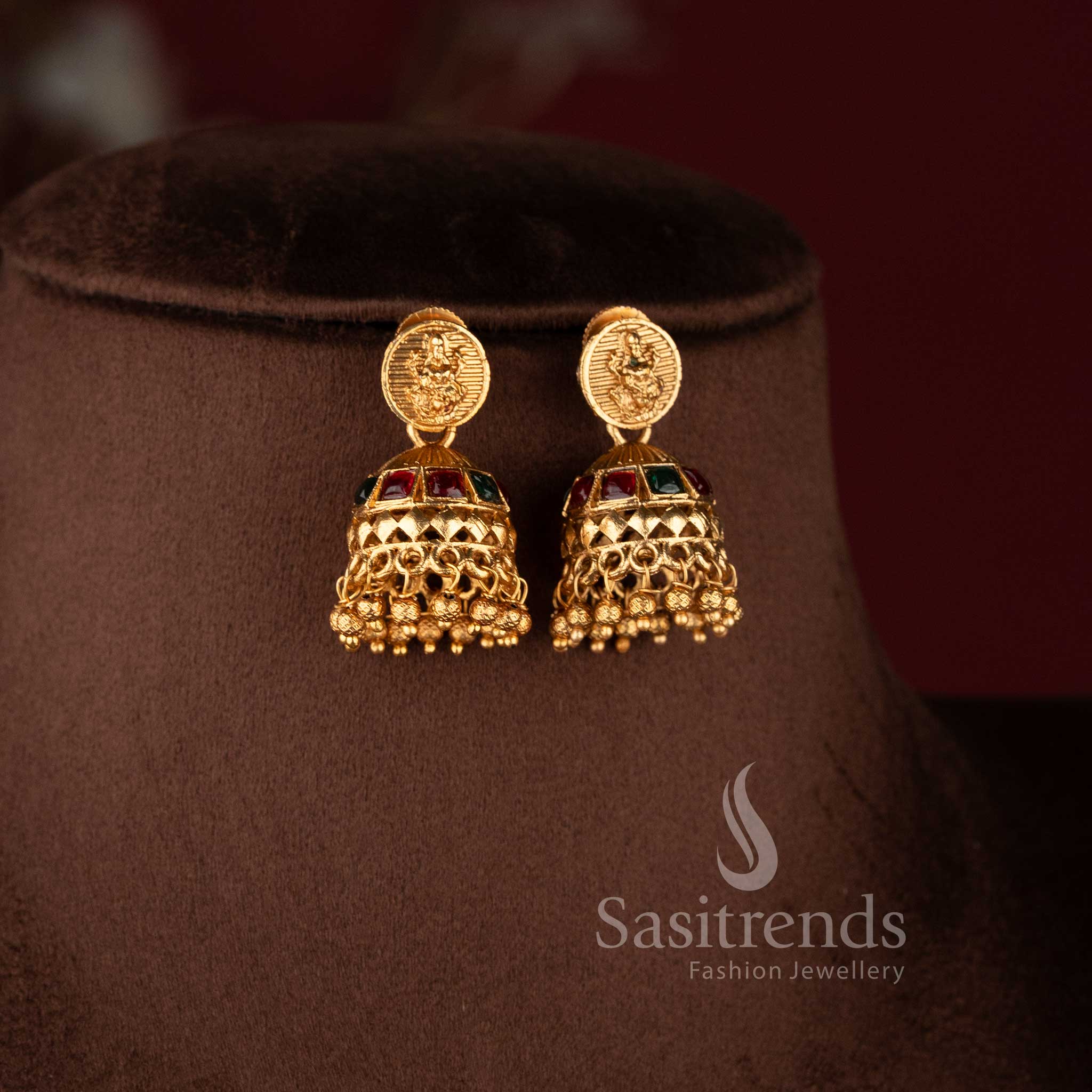 Rich traditional look classic matte gold temple necklace for grand silk sarees.