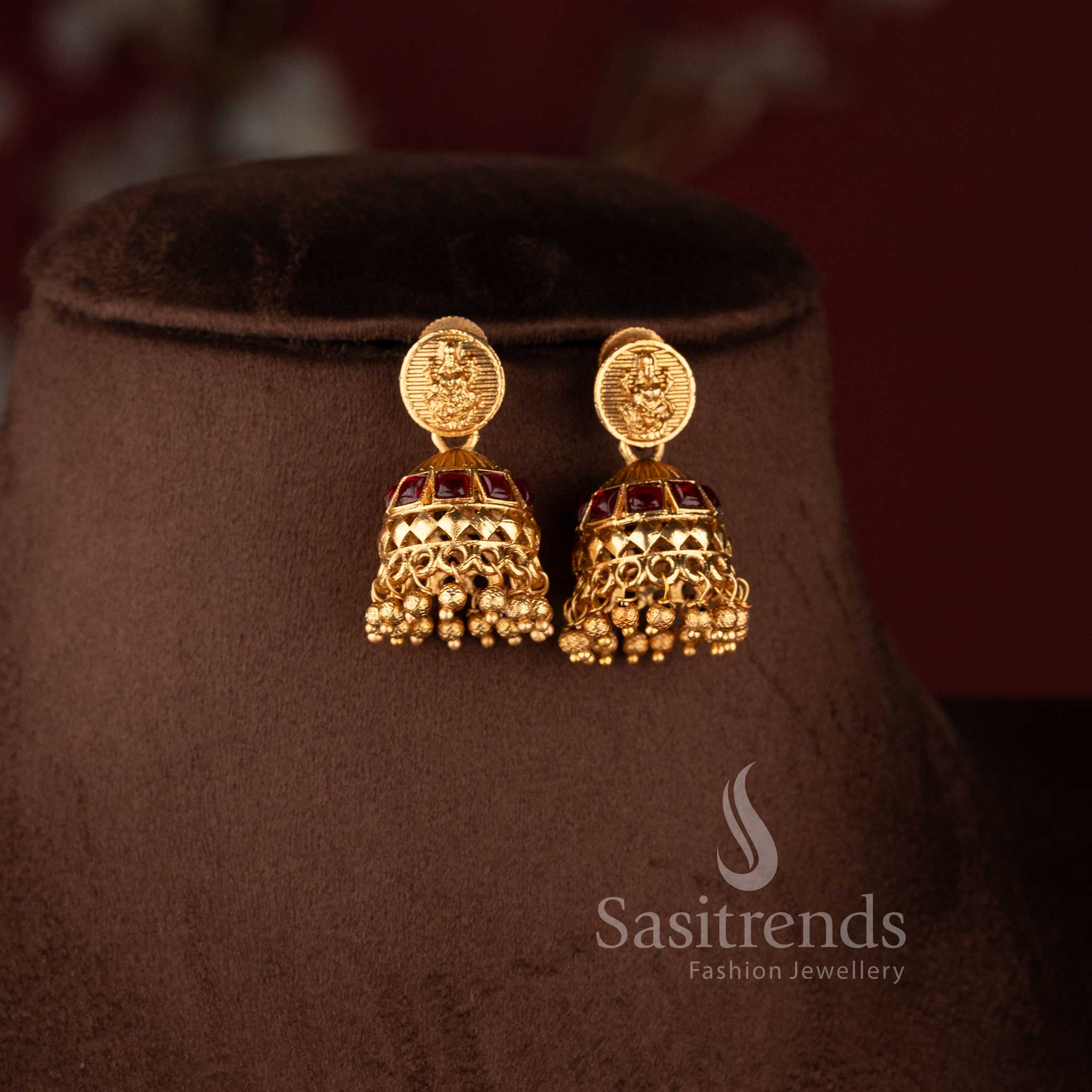 Stylish Sasitrends wedding jewellery set featuring square stone motifs and gold beads in matte finish.