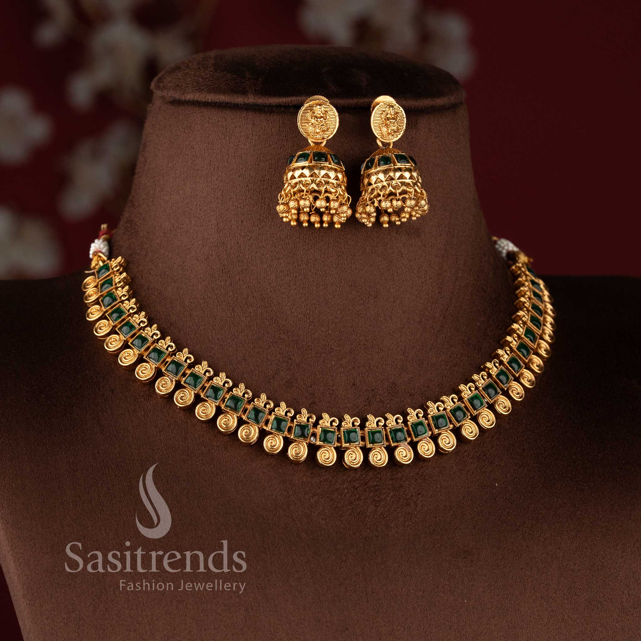 Rich traditional look classic matte gold temple necklace for grand silk sarees.