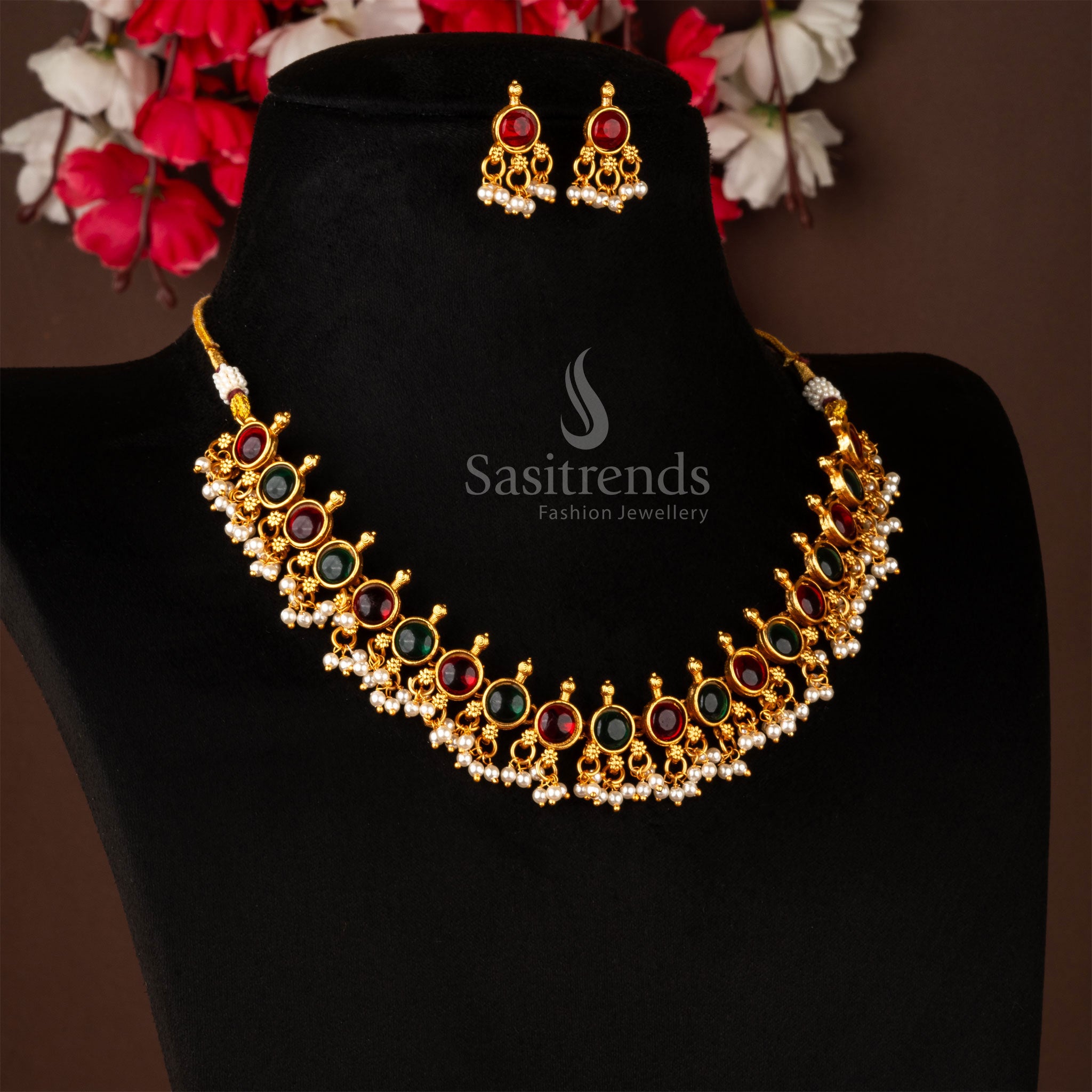 Radiant ruby-green Kemp stone necklace in matte gold with circular detailing, designed for grand ethnic outfits – classic jewellery style – sasitrends