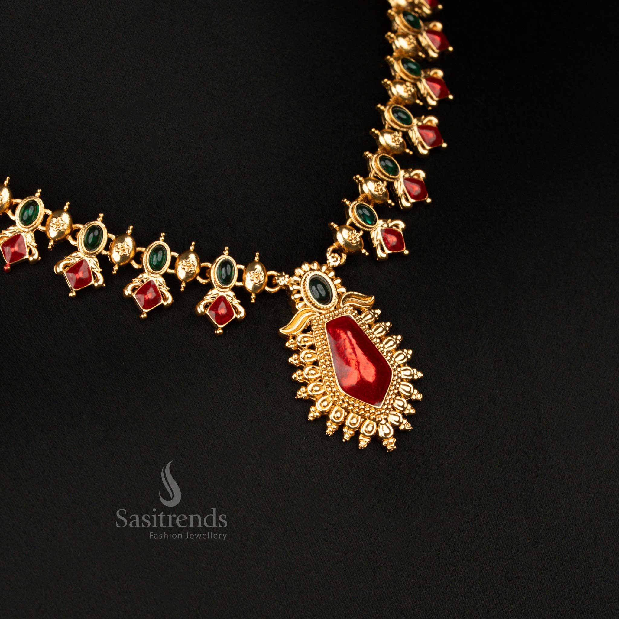 Traditional green-red pendant necklace set in matte gold with floral oval-cut stones and pear-shaped centre – classic bridal jewellery perfect for ceremonial wear – Sasitrends