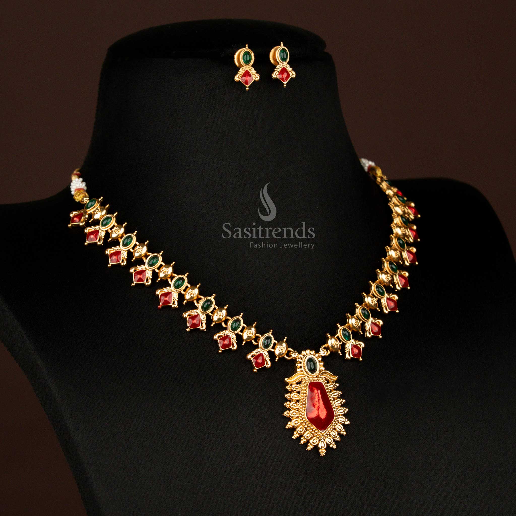 Elegant twin-colour green-red matte gold necklace with oval floral a pear-shaped centrepiece – festive wear jewellery rooted in temple tradition – Sasitrends