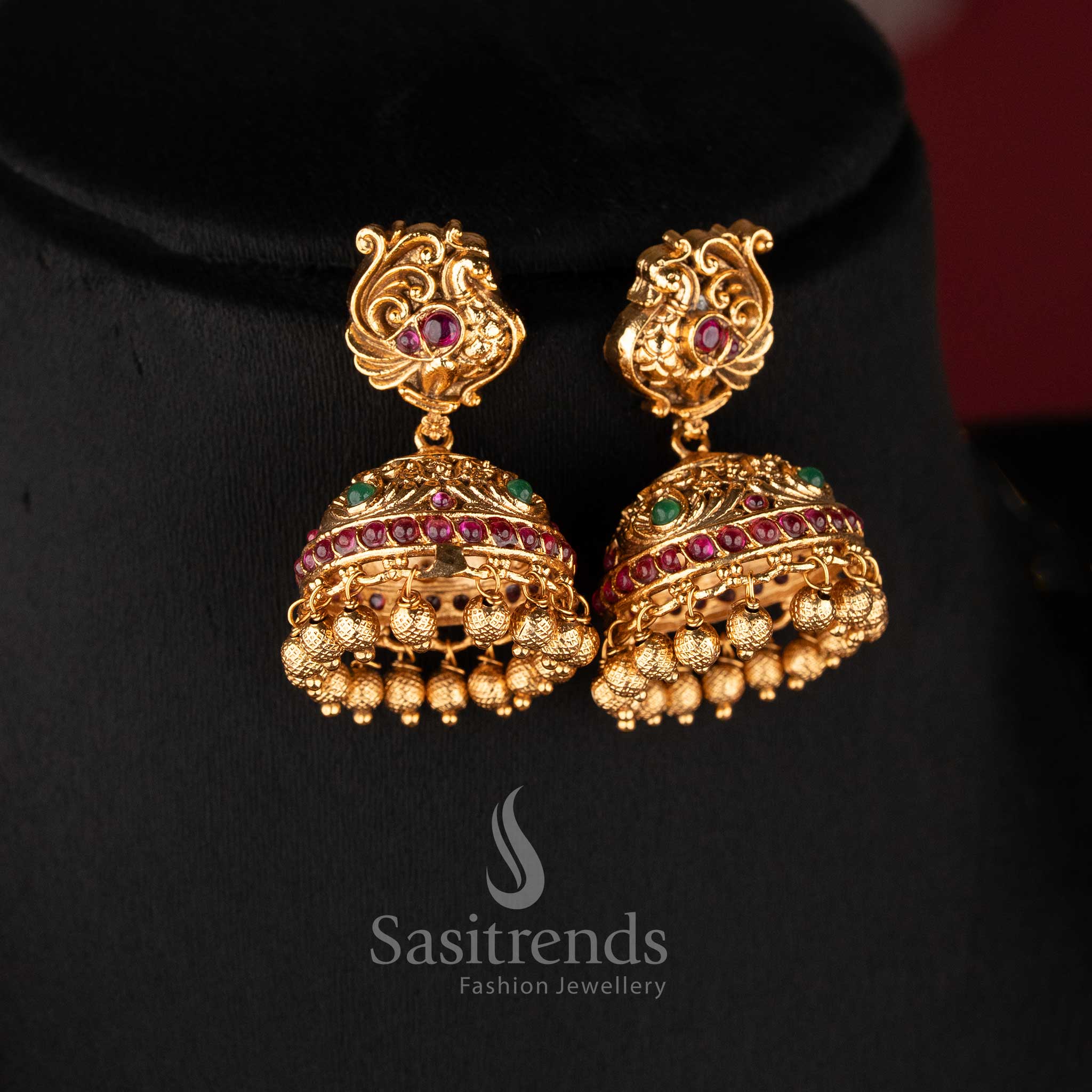 Traditional temple necklace featuring a single-layer band of gold coins (Kasu) and peacock motifs leading to a central Goddess Lakshmi pendant 2073B - Sasitrends