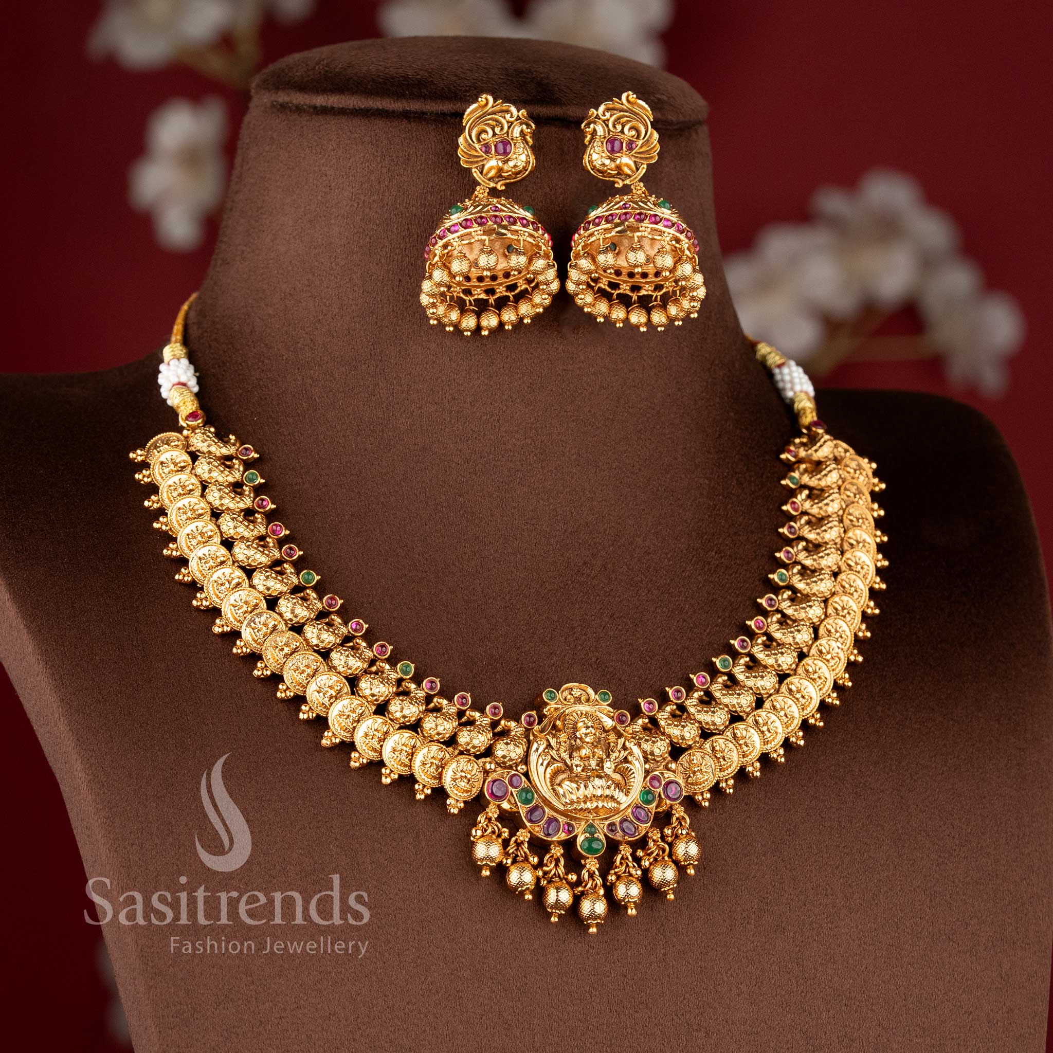Traditional temple necklace featuring a single-layer band of gold coins (Kasu) and peacock motifs leading to a central Goddess Lakshmi pendant 2073B - Sasitrends