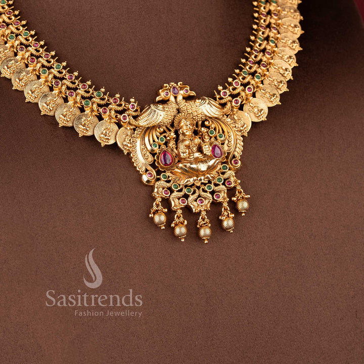 Bridal Jewellery Set showing the embossed Kasu (coin) motifs and vibrant kemp stone accents on a matte gold choker - Sasitrends