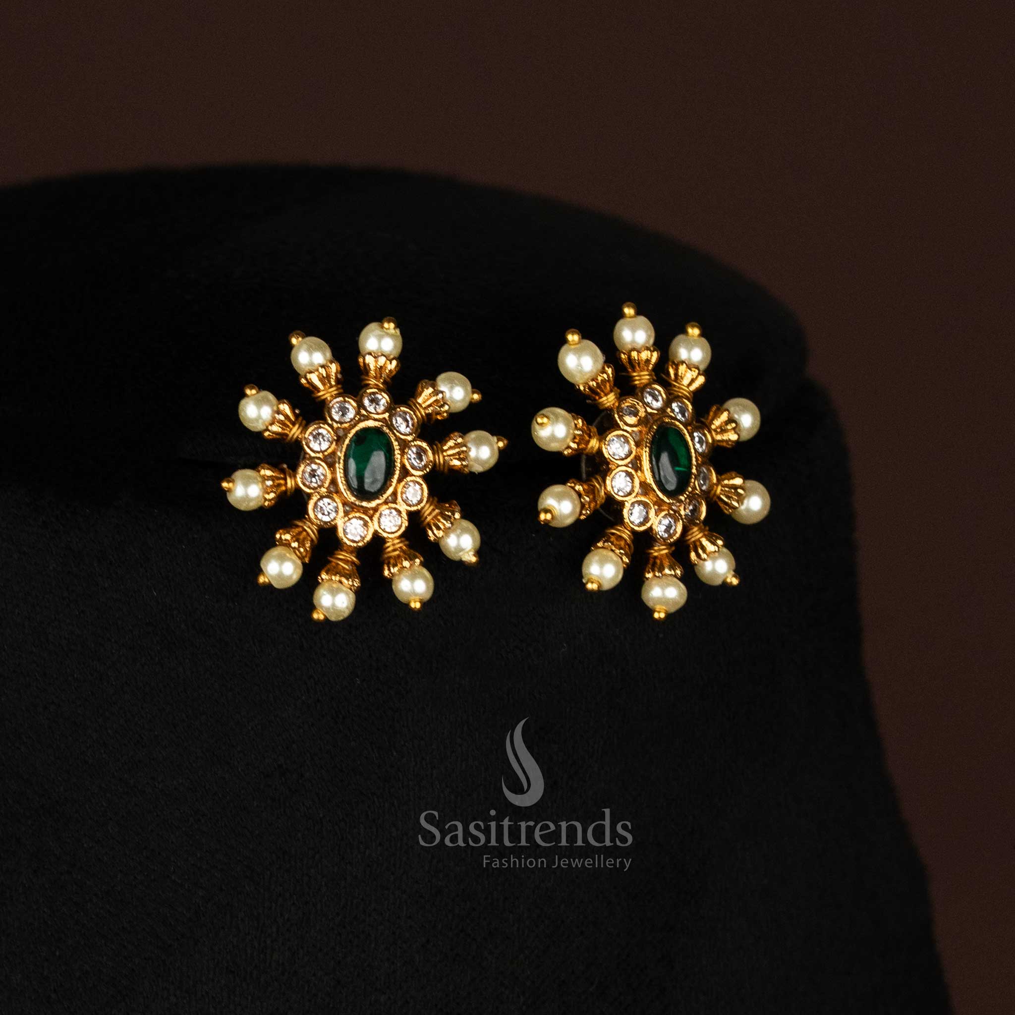 Divine Matte Gold  Floral Pendant Pearl Necklace Set Featuring Antique Craftsmanship And Vibrant Kemp Stone Details – Ideal For Heritage-Inspired Styles – Sasitrends