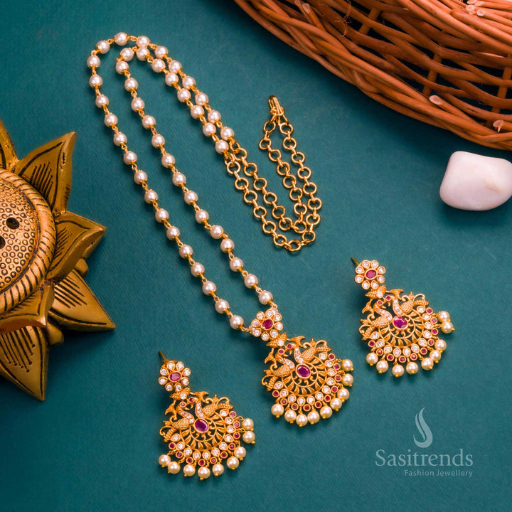 Divine Peacock Pendant Jewellery Set With White And Ruby Stones, Matte Gold Finish And Heritage Style Pearls – An Auspicious Bridal Set Blending Classic Ruby Highlights With Shimmery Pearls For Elegant Festive Wear – Sasitrends