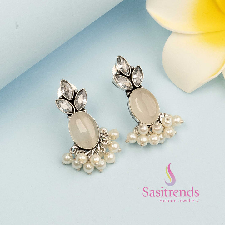 Ivory-toned oxidised silver earrings featuring white Monalisa stone and polished finish – ideal for everyday workwear jewellery looks – Sasitrends