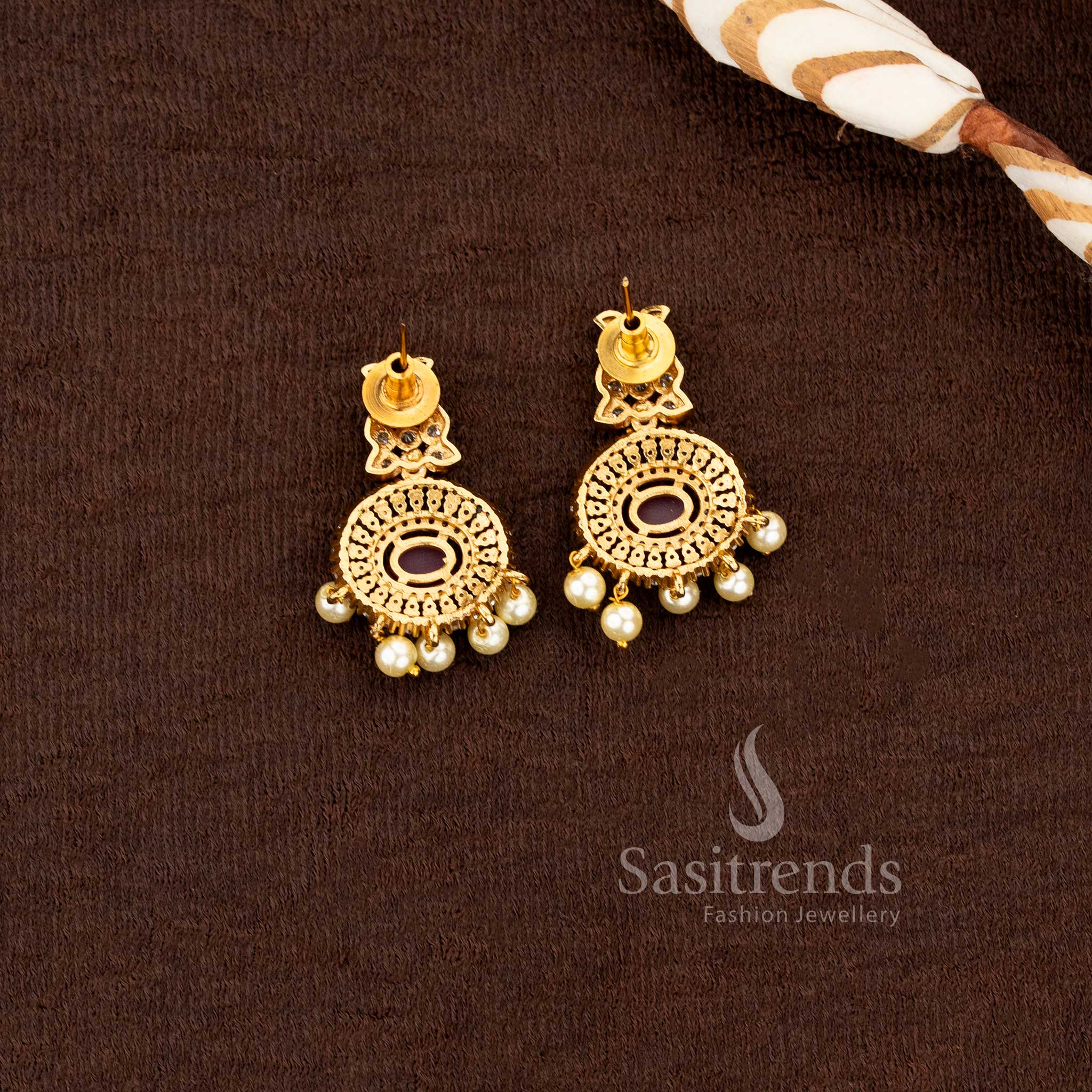 dazzling sunburst design matte finish pendant set with emerald center and pearls sasitrends
