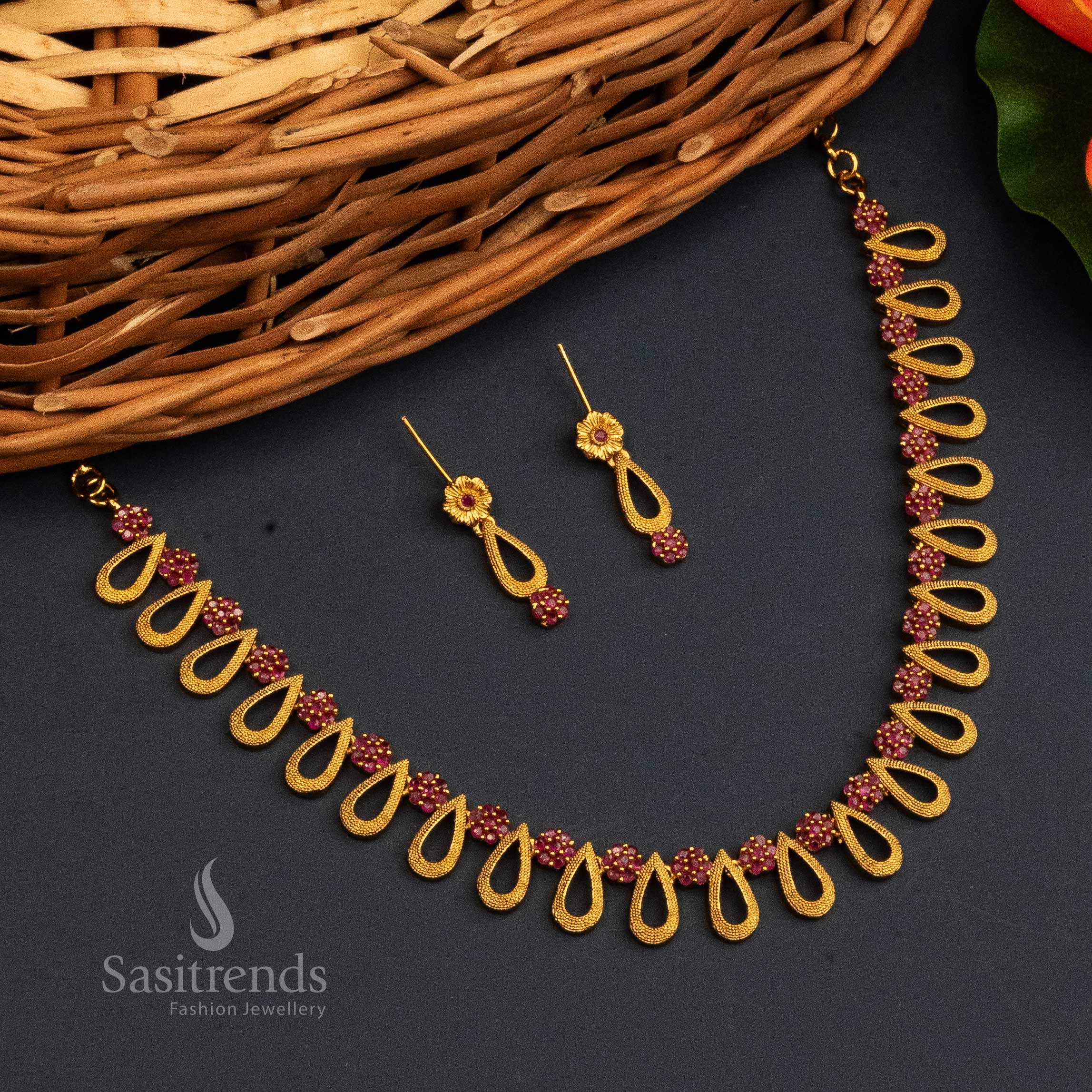 Exquisite Temple Matte Gold Plated Ruby Jewellery Set With American Diamond Accents, Elegant Floral Pendant, And Traditional Jhumka Earrings – Perfect For Saree Styling – Sasitrends