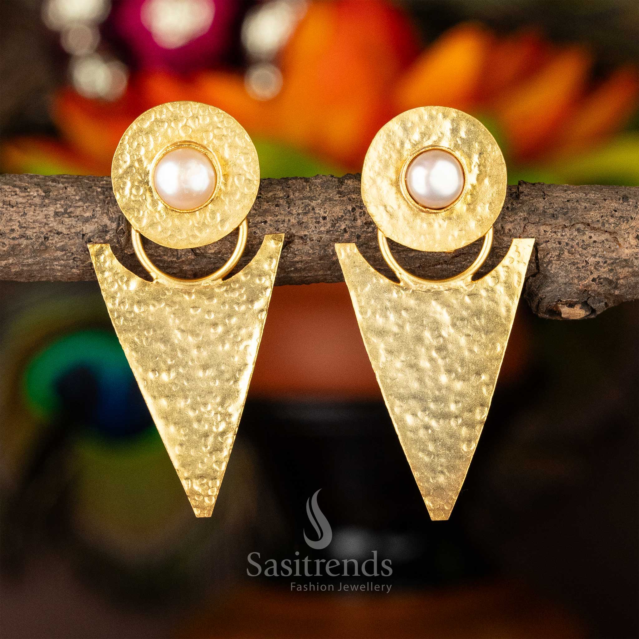 Geometric gold-plated pearl earrings with a textured finish